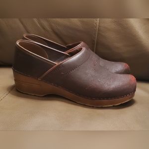 Sanita Leather Danish Clogs Distressed Dark Red sz 8 / 39 w faux wood heel